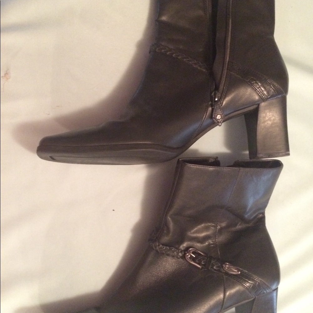 Unisa. Genuine leather boots.  Made in Brazil